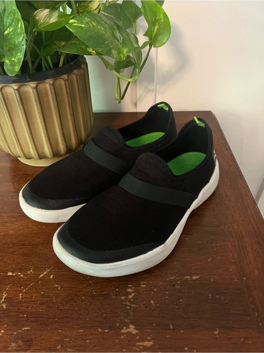 OOFOS Black Slip-On Comfort Loafers with Green Insole size 8